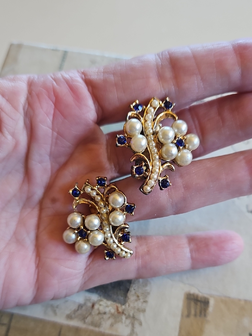 Vintage Faux Pearl and Blue Crystal Gold-Tone Floral Clip Earrings Wedding Prom - Picture 3 of 5